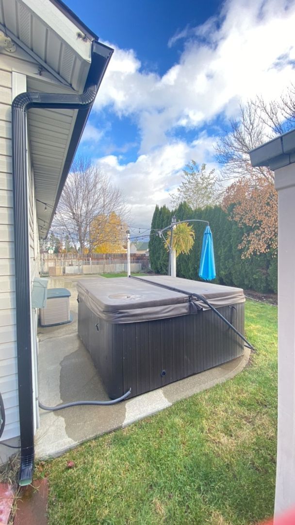 Building Photo - Spacious home in a Prime Location-6-month ...