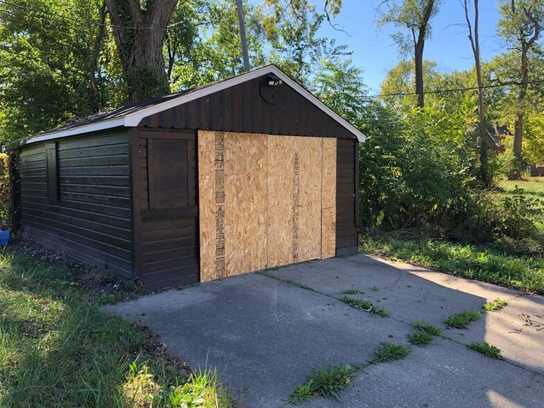 Building Photo - 14975 Hubbell Ave