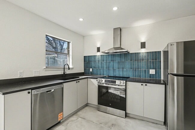 Building Photo - 2103 Mistletoe Ave