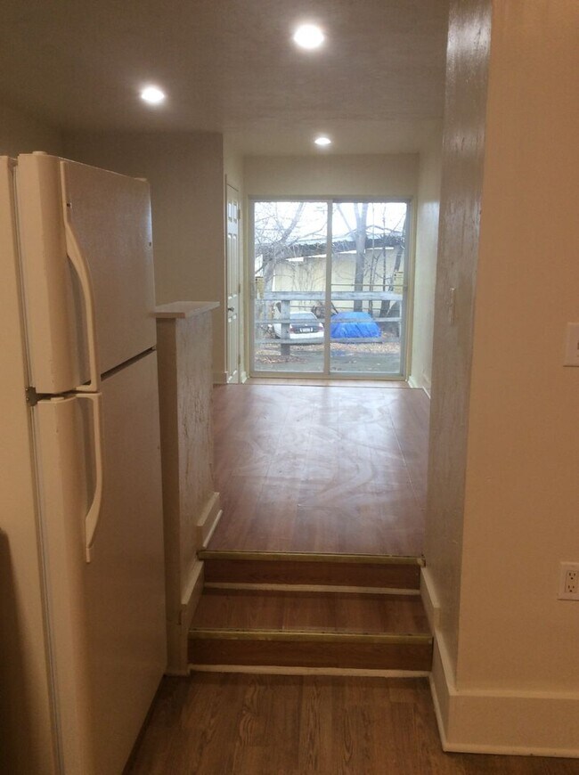 Building Photo - Renovated and Spacious 4 Bedroom 1.5 Bath ...
