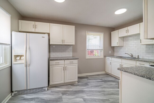 Building Photo - 2204 Howey Rd