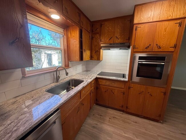 Building Photo - 176 W Sweetbriar Dr