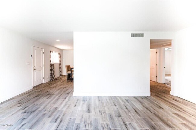 Building Photo - 3140 E Glenrosa Ave