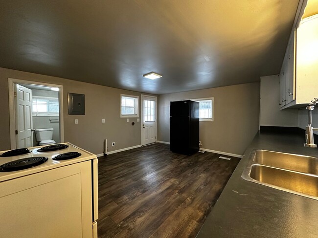 Building Photo - Recently Renovated 3 Bedroom 1 Bath Single...