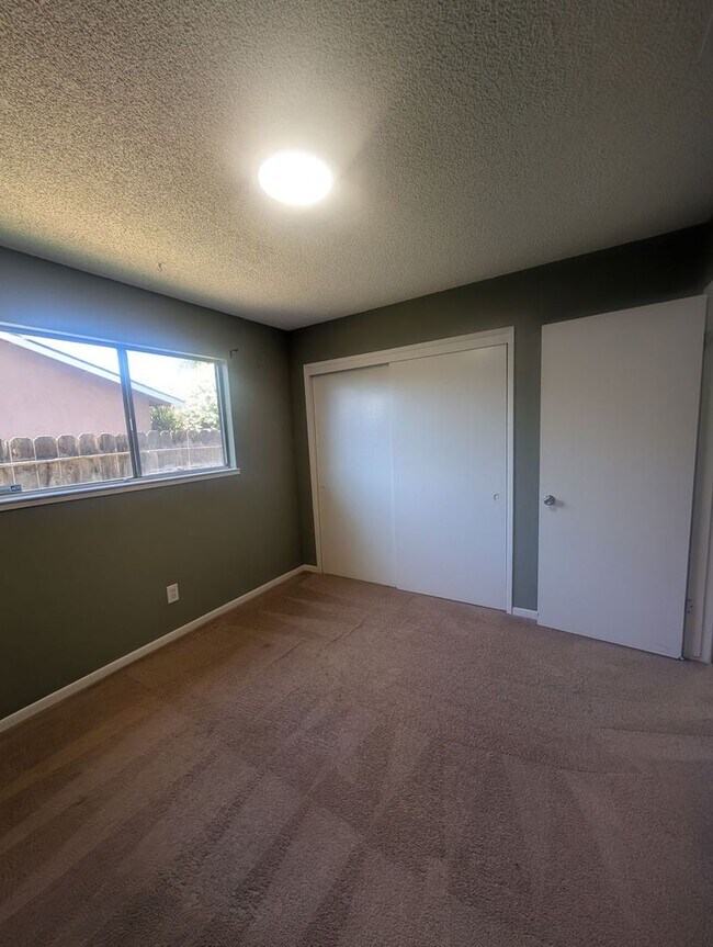 Building Photo - Great 3 bedroom home Close to CSUS