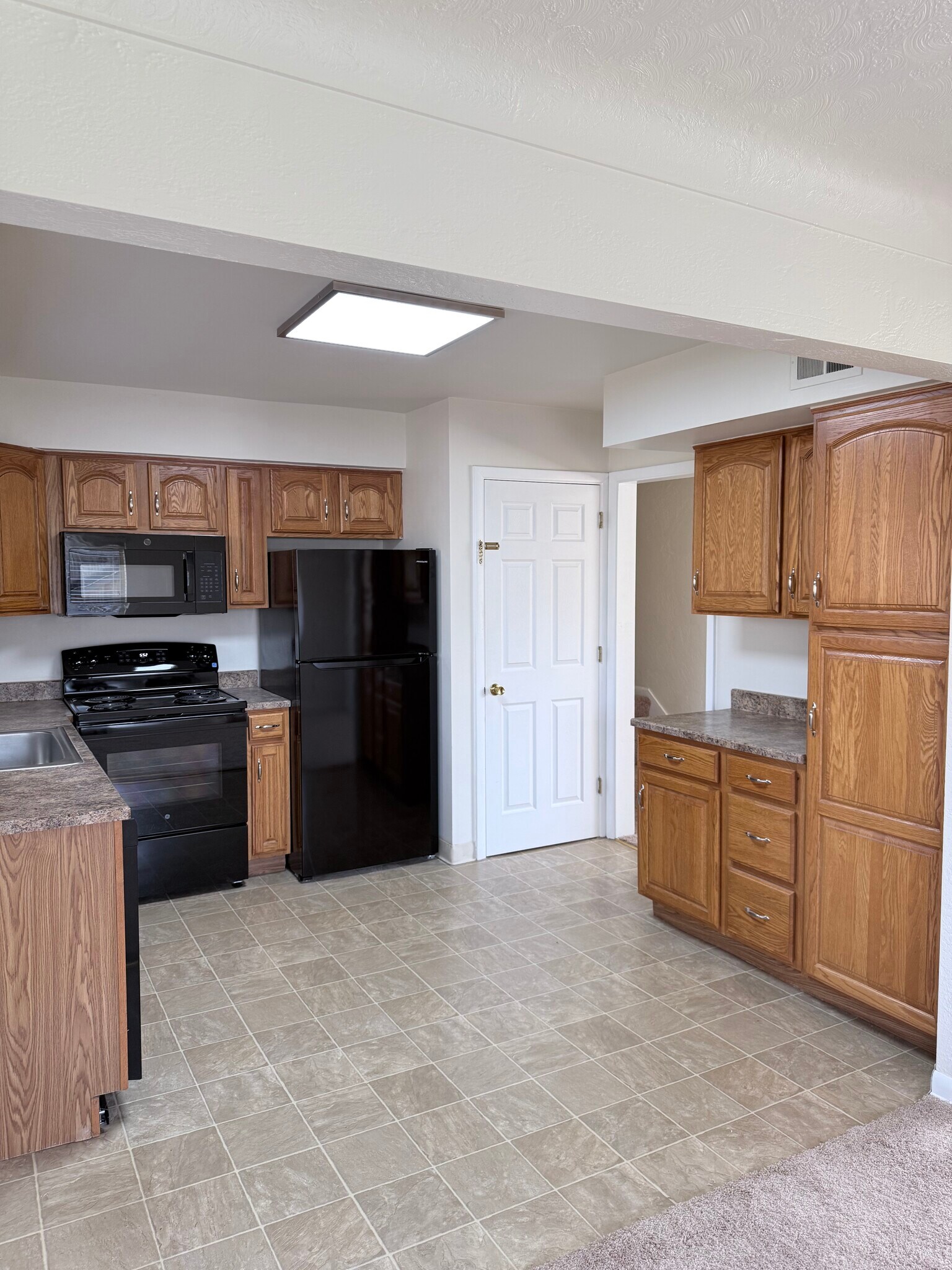 Building Photo - 3295 Woodhaven Dr