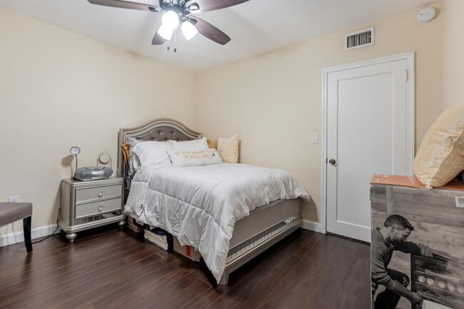 Building Photo - 6824 SW 5th St