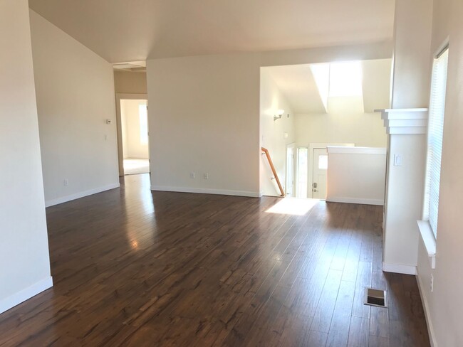 Building Photo - Hard to find 4 Bed, 3 Full Bath Home