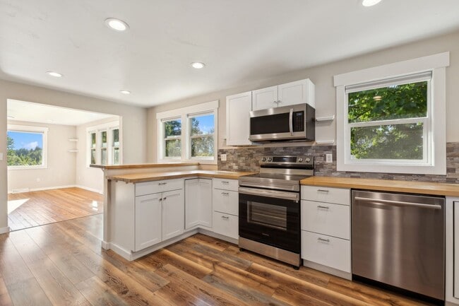 Building Photo - Charming 2 bedroom, 1 bath house