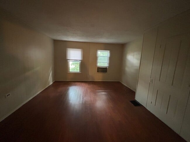 Building Photo - Single Family