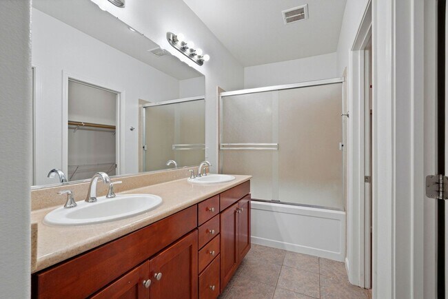 Building Photo - Spacious 2BR/2BA End-Unit Condo for rent in Warm Springs – Montebello Community