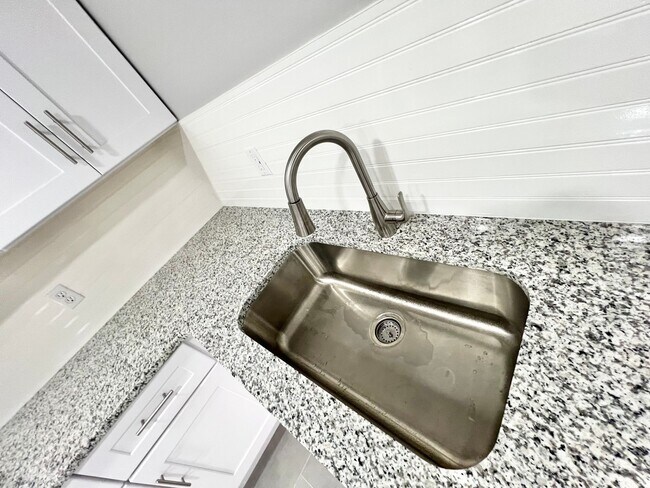 Building Photo - Meridian Apartments Your Gateway to Everything in Hampton Roads