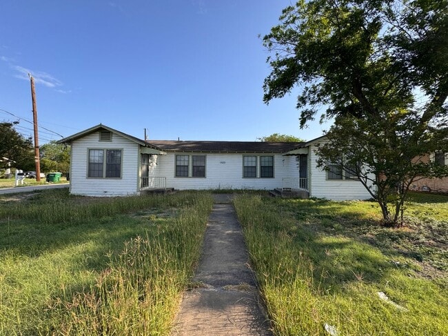 Primary Photo - 1519 E Southcross