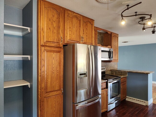 Building Photo - ALL PROSPECTIVE TENANTS MUST SUBMIT A $58 NON-REFUNDABLE APPLICATION FEE PER APPLICANT ONLINE AND...