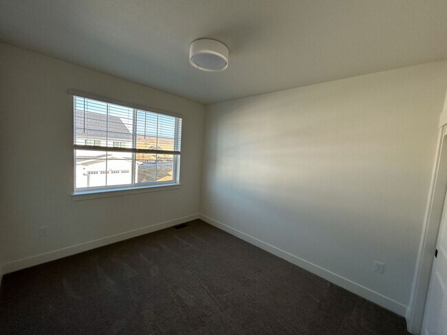 Building Photo - Stylish New Home Surrounded by Greenbelts and Outdoor Recreation