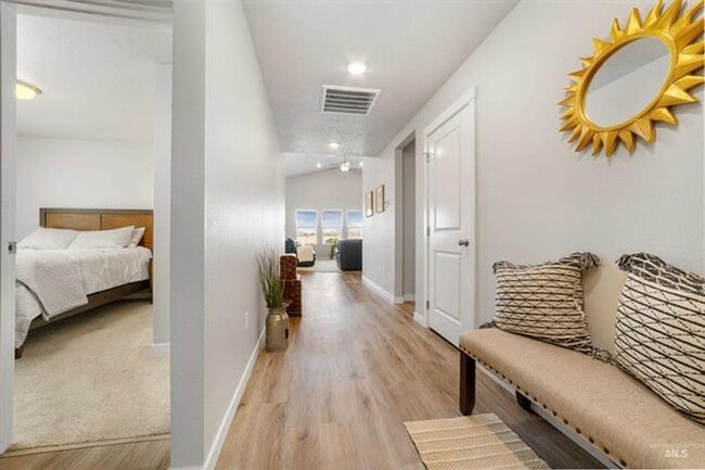 Building Photo - $500 OFF OCTOBER RENT!