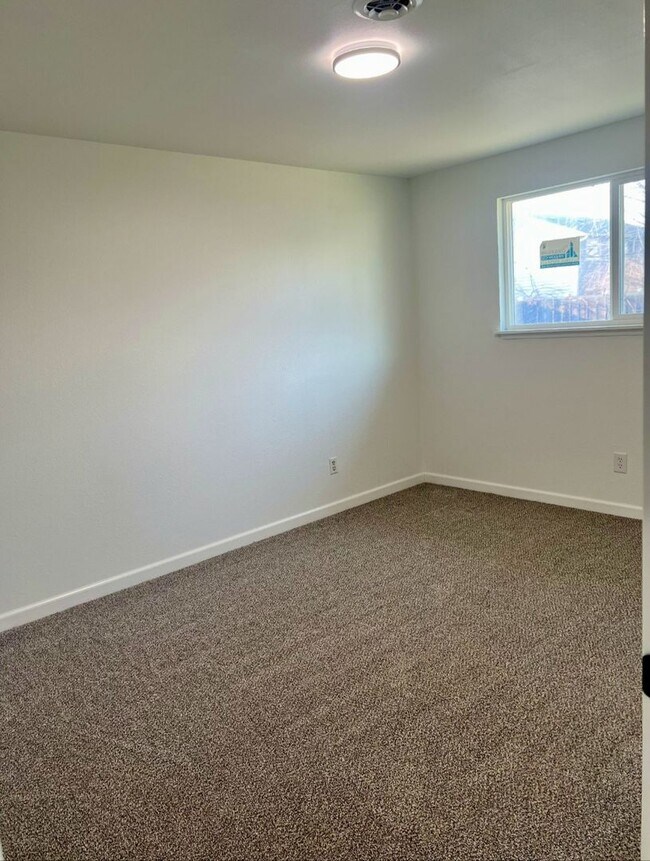 Building Photo - Renovated 4 Bedroom Home