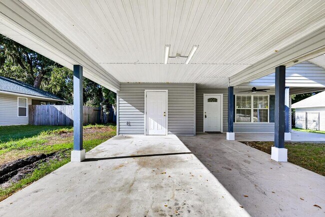 Building Photo - 2126 Center Way