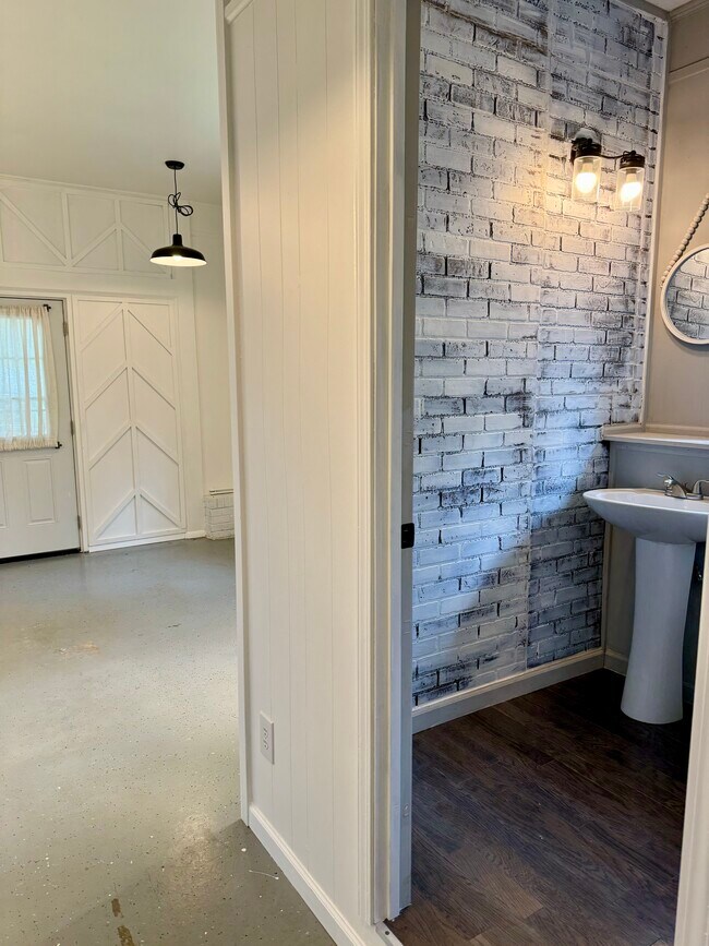 Flex space with exterior and interior entrance - 6111 Northlakes Dr