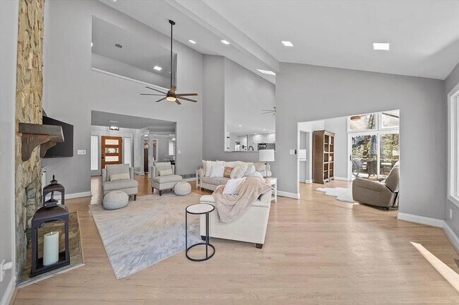 Building Photo - 353 Twin Oaks Dr