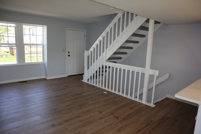 Building Photo - 4963 Singleton Dr