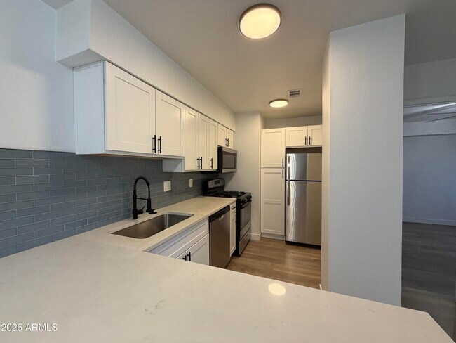 Building Photo - 302 E Monte Vista Rd