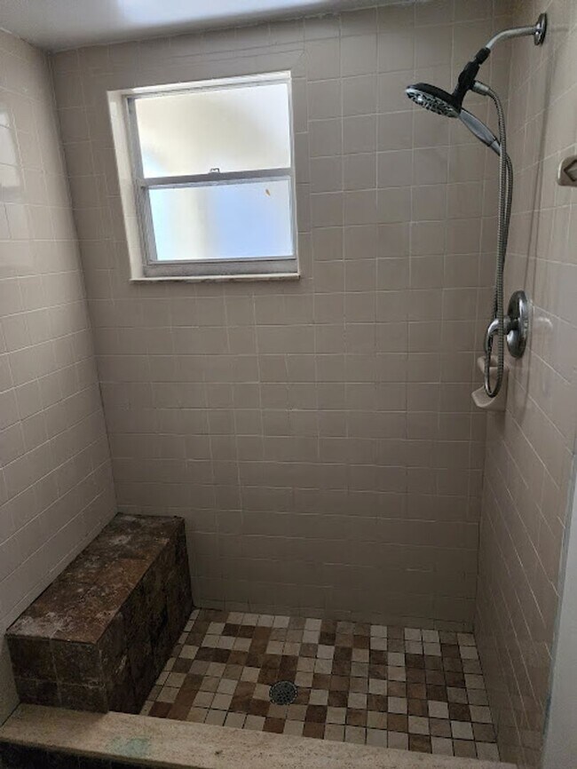 Building Photo - 2 Bedroom 2 Bath Home Fenced Backyard!! Ca...