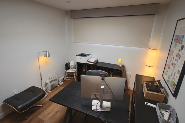 Building Photo - Furnished Recently Renovated Townhome