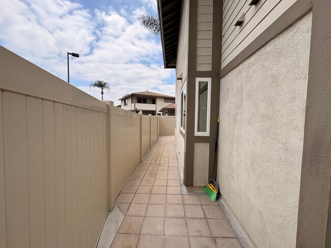 Building Photo - 3 Bed, 2.5 Bath in Ontario!