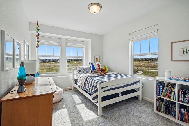 Building Photo - Spacious 3BR/3BA Townhome-Available NOW! $...