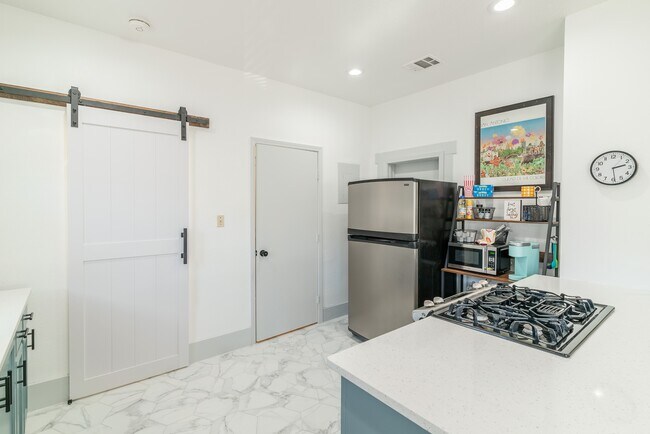 Building Photo - 475 E French Pl