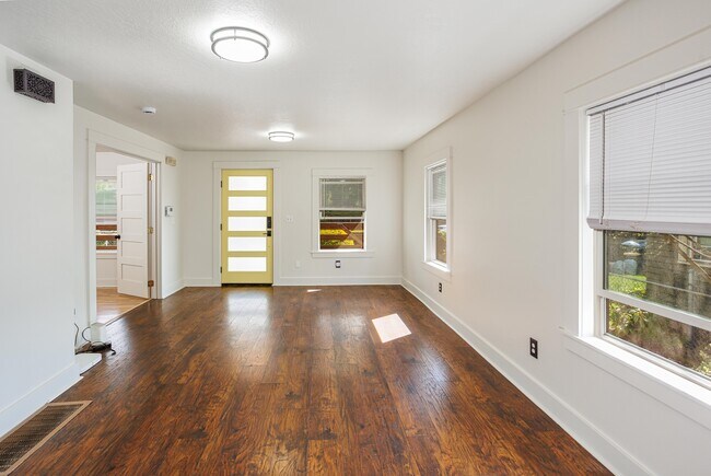 Building Photo - 4313 N Kerby Ave