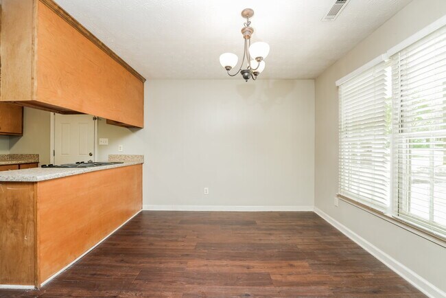 Building Photo - 465 Rosehill Dr