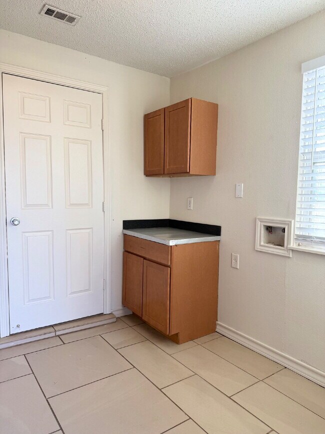 Building Photo - Modern Elegance Meets Location: High Ceilings, Updated Fixtures, Move-In Ready!