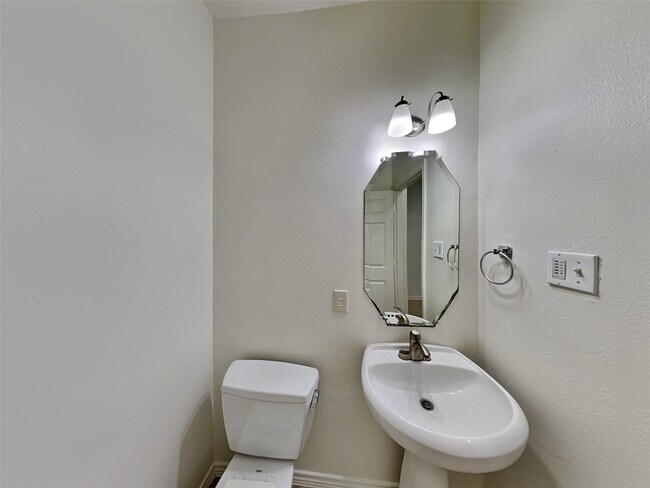 Building Photo - 15818 Shoreline Terrace Dr
