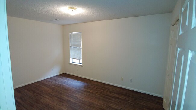 Building Photo - 705 Reston Dr