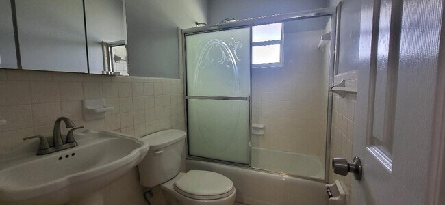 Building Photo - 5240 NE 14th Way