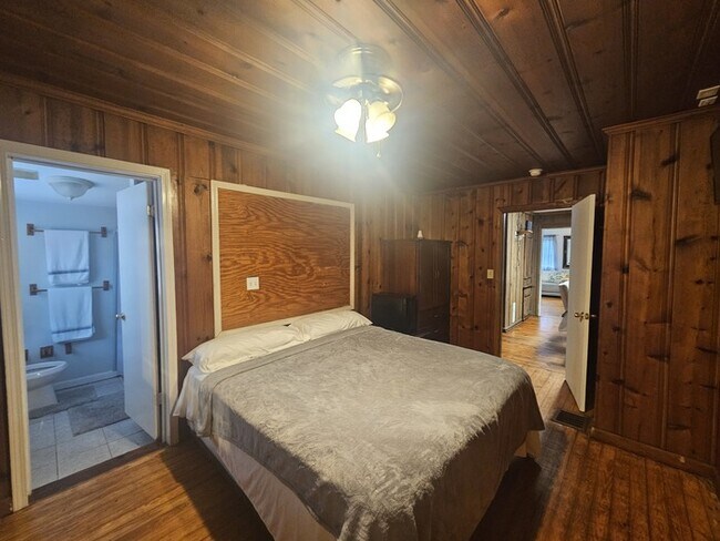 Building Photo - Furnished Three Bedroom Ranch Home
