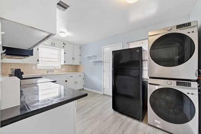 Building Photo - 3428 Bradford St