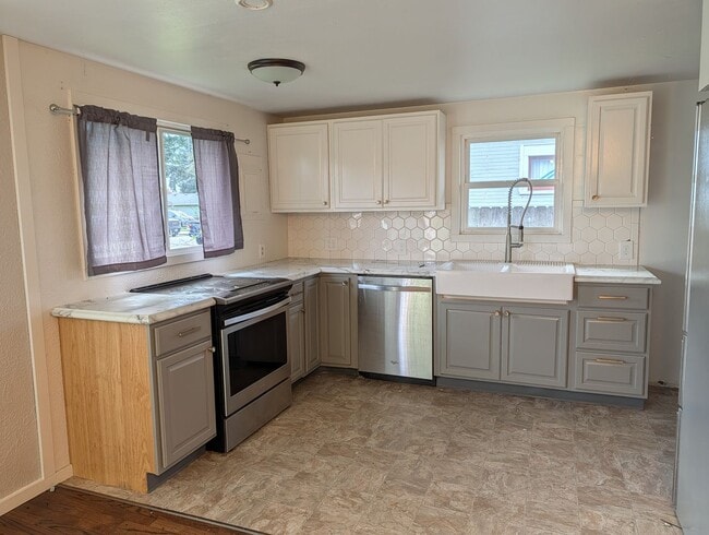 Building Photo - 628 Jameson St