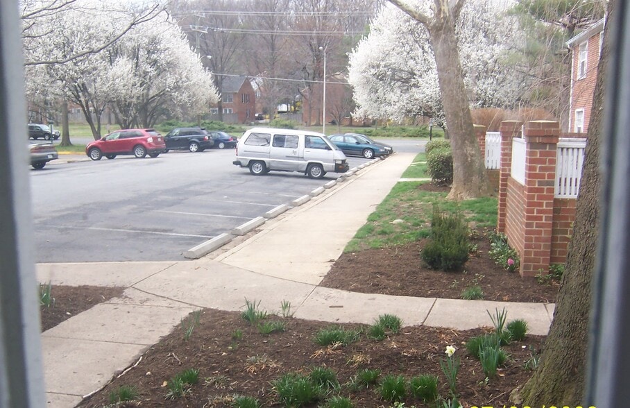 Plenty of parking, off street parking lot - 2507 S Walter Reed Dr