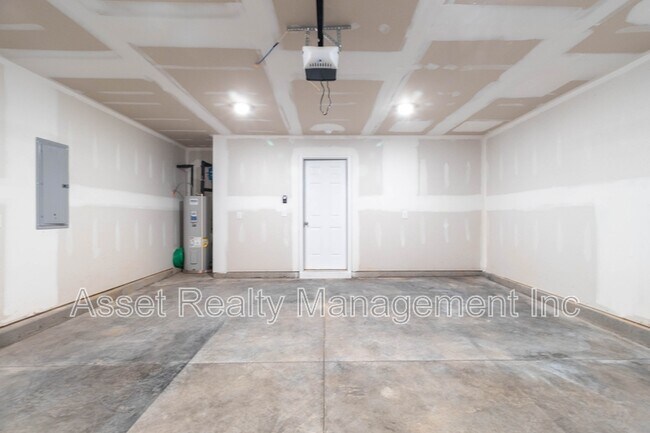 Building Photo - 2076 Southwood Cir