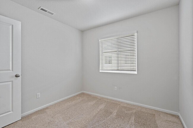 Building Photo - $1K move-in special! Sparkling clean newer 4-bdrm/3.5-bath townhome—2-car garage, near Forest Park