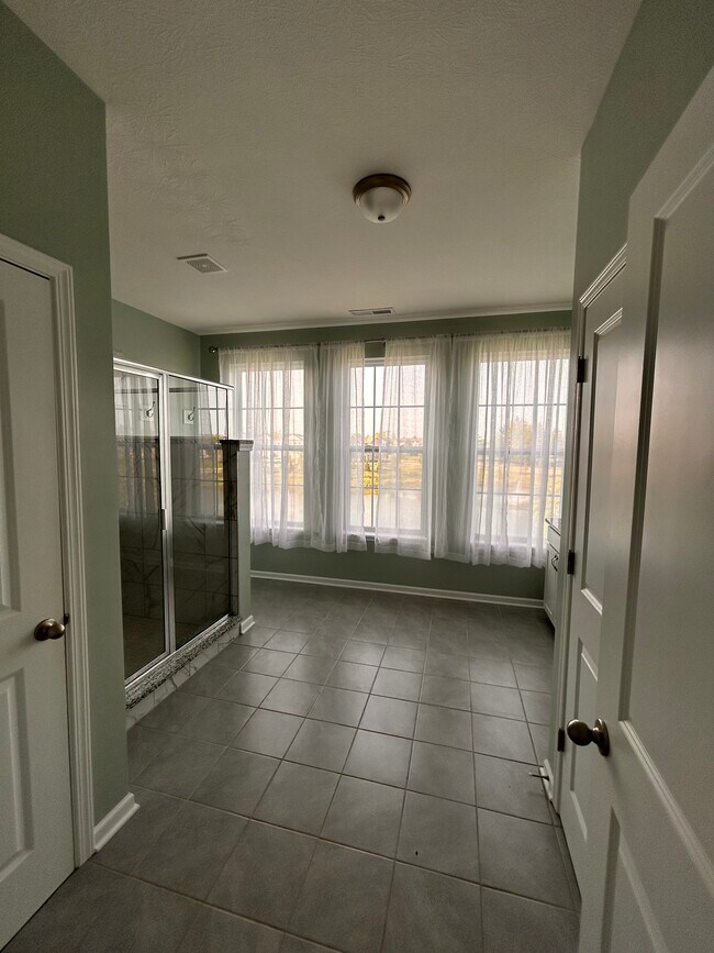Building Photo - 1099 Valentine Ln