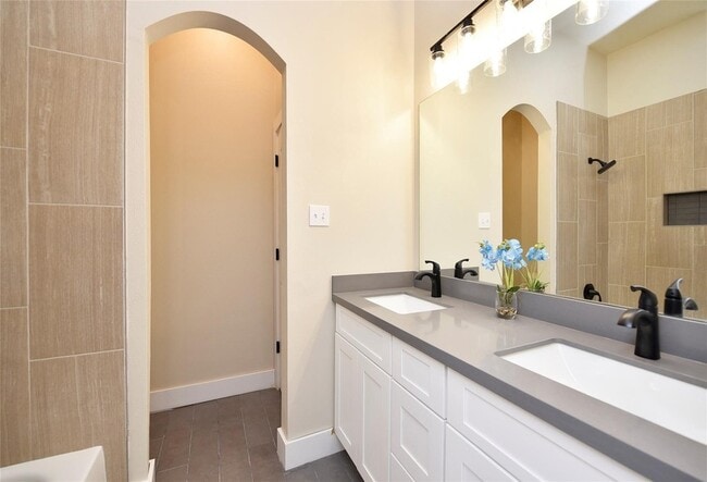 Building Photo - 7715 Butler Lakes Ct