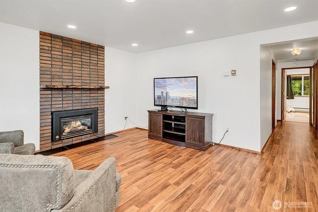Building Photo - 921 Pershing Ave