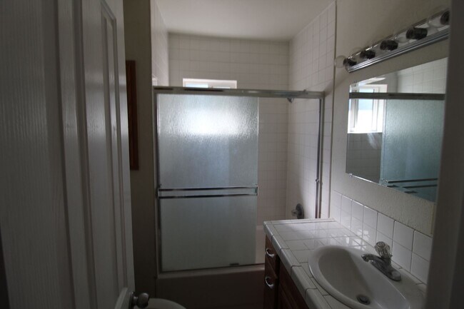 Building Photo - N10th754