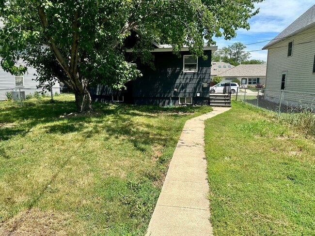 Building Photo - $1,175 | 1 Bedroom 1 Bath | Studio House | W&D | Fenced Yard | Central A/C