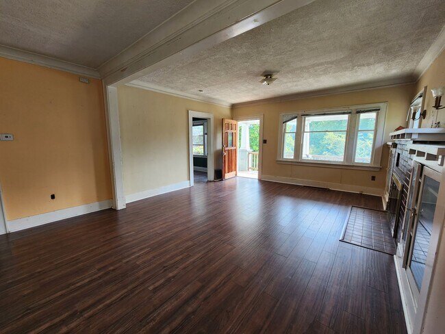 Building Photo - Pre-Leasing for September - 4bed/2bath House