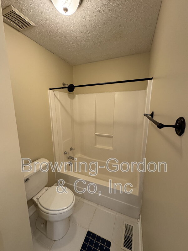 Building Photo - 1111 Cedarhill Ct